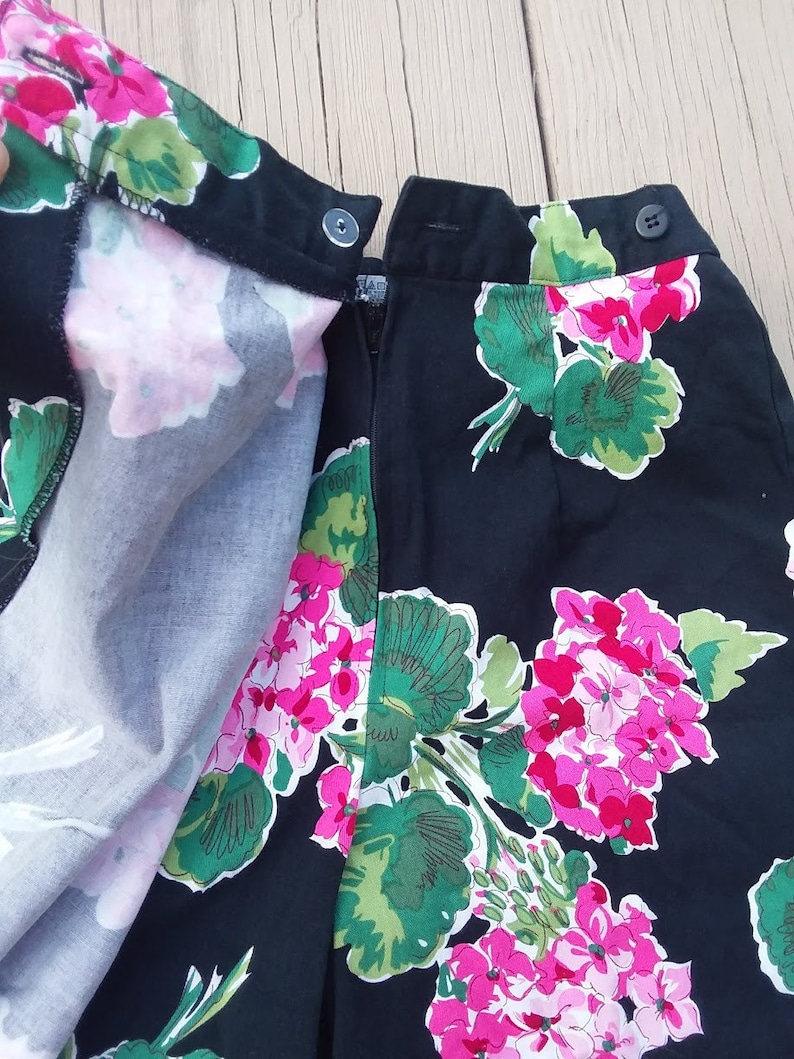 Green 90/'s Skort Small Black Pink Geranium Floral with Black Background Briggs Wrap Style Skirt with Shorts 1990s Vintage