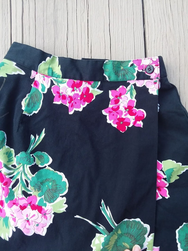 Green 90/'s Skort Small Black Pink Geranium Floral with Black Background Briggs Wrap Style Skirt with Shorts 1990s Vintage