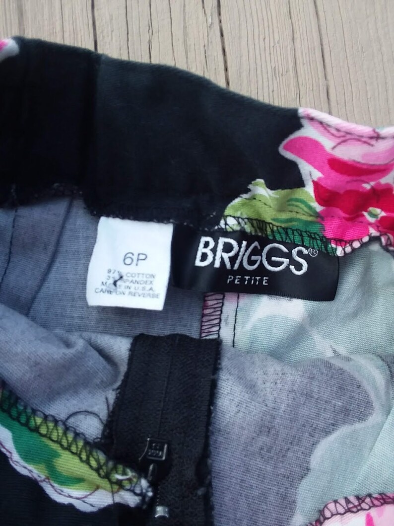 Green 90/'s Skort Small Black Pink Geranium Floral with Black Background Briggs Wrap Style Skirt with Shorts 1990s Vintage