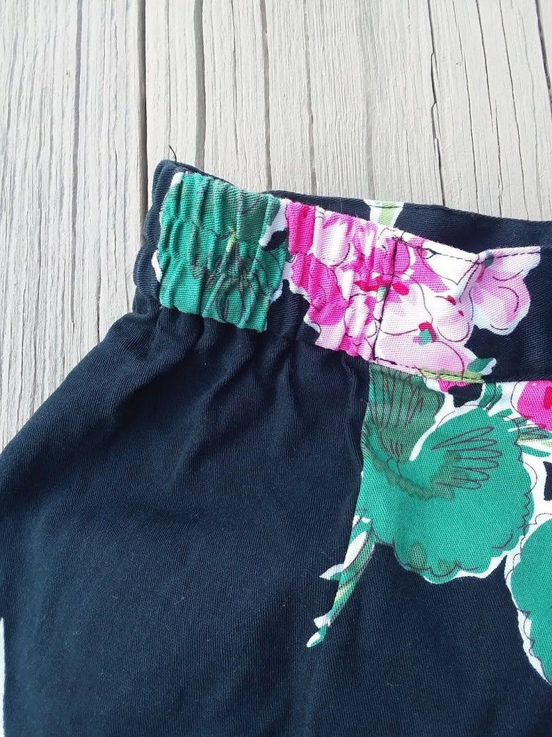 Green 90/'s Skort Small Black Pink Geranium Floral with Black Background Briggs Wrap Style Skirt with Shorts 1990s Vintage