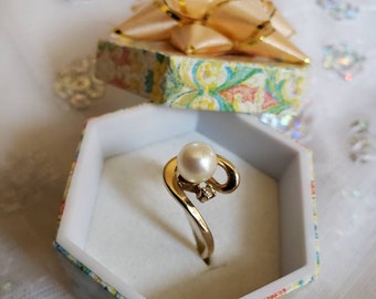 14kt Yellow Gold Pearl and Diamond Ring Size 5