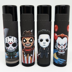 Può includere: Quattro tubetti di balsamo per le labbra neri con disegni di personaggi di film horror. Ogni tubetto presenta un personaggio diverso: Jason Voorhees, Freddy Krueger, Michael Myers e Pennywise. I tubetti hanno tappi e basi neri, con l'arte dei personaggi su uno sfondo strutturato.