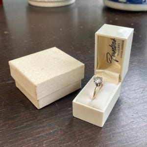 Caja de anillo Mautner para propuesta de compromiso, caja estrecha con bisagras con interior de terciopelo y caja exterior de cartón original Fosters Jewelers Athens Ga