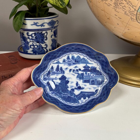 Mottahedeh Shell Dish "Blue Canton" Historic Charleston Reproductions lobed ring or trinket dish made in Portugal porcelain blue & white
