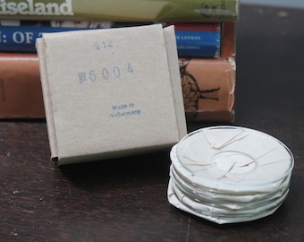 Doce 12 Bobeches de vidrio de Alemania Occidental en caja original No 6004 Hecho en Alemania Occidental platillos de goteo de forma cóncava transparente protectores de goteo receptor de cera