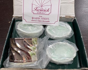 4 obrączki na serwetki Kirk Stieff Silver Plate KC9, zestaw 4 sztuk, nieużywane, w pudełku z kolekcji The Keswick Collection, wzór vintage silverplate swirl