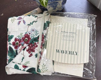 Cortina Waverly Balloon Valance NIP "Pleasant Valley - Cortina Colonial Balloon Valance" com estampa de uvas e rosas. Três unidades disponíveis. Serve para janelas de 91 cm a 122 cm.