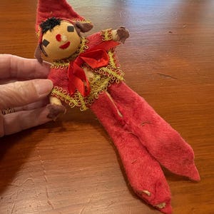 Adorno de muñeca elfa Pixie Mopette, cara de punto, años 40 y 50, decoración navideña, flexible, articulada, estilo vintage desgastado, fieltro rojo.