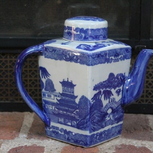 Blue Willow Square Tea Pot by Vetopia made in England turn of the century lion & unicorn mark chinoiserie teapot Grandmillennial style