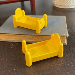 Fisher Price Little People-bedden jaren 80 My Loving Family Set beide stukken vintage speelgoed twee eenpersoonsbedden