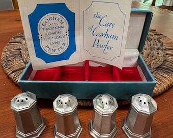 4 saliere e pepiere Gorham in peltro, nella scatola originale, apparentemente inutilizzate, modello "Octette", alte 4,4 cm (1,75"), dimensione singola