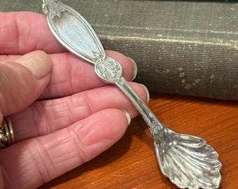 Cuillère à sel Master Salt Spoon TS & Co A1 Thomas Turner and Co Sheffield 1880-1910, motif médaillon