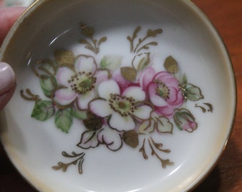 ロイヤルクラウンコースター4枚セット 4つの磁器の花と金の縁取りの 