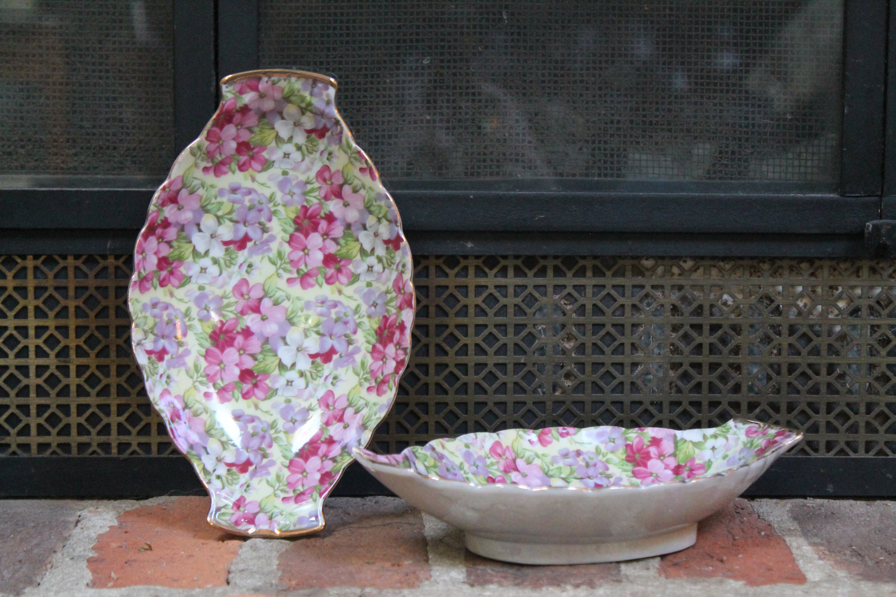 deux 2 staffordshire chintz oval scalloped dishes avec des côtés irisés rose lavande floral numéroté 6a/809