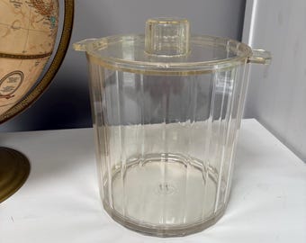 Secchiello per il ghiaccio in lucite, accessorio da bar vintage anni '80 con design a coste, manici e coperchio aderente, perfetto per il tuo bar in stile retrò.