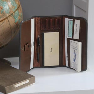 1970年代のグローブボックスオーガナイザー。未使用。オリジナルボックス入り。ウォレットには地図、コイン、カード、経費帳、メモ帳が入ります。ビンテージカーコレクターへのギフトにも。