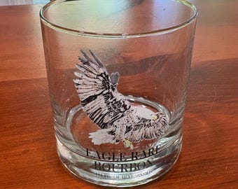 Vaso de cóctel bajo Eagle Rare Bourbon Rocks Glass "101 Proof 10 Years Old" vintage con águila y estampado desgastados.