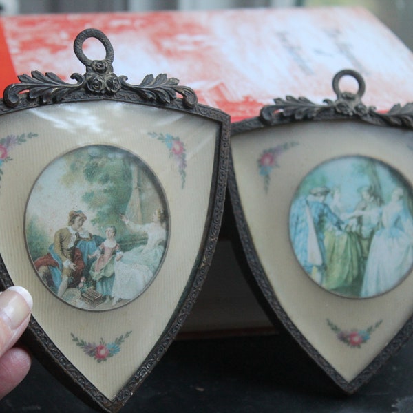 Antique Nicolas Lancret Framed Paire de cadres métalliques en forme de bouclier orné avec des impressions giclées de son art sur le thème victorien Art mural miniature