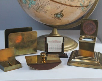 Conjunto de escritório antigo Bradley & Hubbard de 5 peças: tinteiro, mata-borrão, calendário, porta-selos, organizador de cartas. Acessórios de escritório em latão e bronze.
