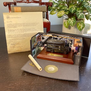Camión de fundición a presión de UPS de 1997 para su 90.° aniversario con caja original, certificado de autenticidad y carta 260 676 de los 360 000 objetos de recuerdo de United Parcel Service