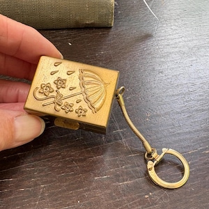 Messing Pillendose Schlüsselanhänger Regenschirm Design Schlüsselanhänger Vintage Schlangenkette mit Schnappverschluss - Schlüsselanhänger ursprünglich statt Regenschirmhut