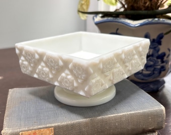 Compoteira quadrada com pedestal em vidro leitoso "Old Quilt" da Westmoreland, ideal para doces ou flores, com 11,4 cm de diâmetro.