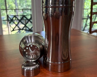 Coctelera Grey Goose, estilo vintage, de acero inoxidable, ideal como regalo para amantes del vodka y del martini.