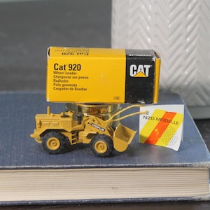 Cat 920 hjullastare NZG gul låda tillverkad i Tyskland med hängetikett och originalkartong Caterpillar Radlader lastbil matchbox lastbil personbil