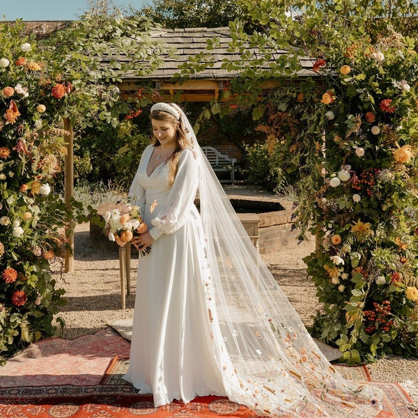 Voile de fleurs sauvages orange à bordure florale / voile avec fleurs brodées / voile de mariée alternatif / voile de mariage forestier / voile de mariée floral