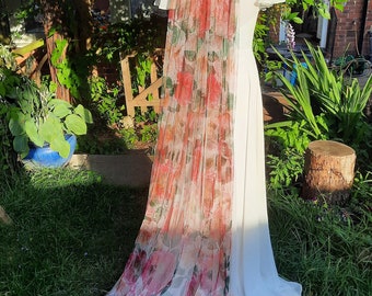 Rosa. Romántica capa o velo de boda de rosa roja / capa nupcial floral / boda en el bosque / capa o velo de rosa