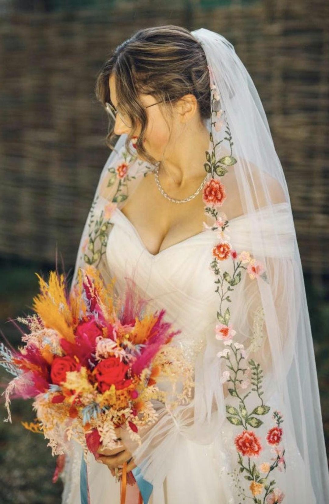 Pink Rose Embroidered Wedding Veil, Trimmed Edge Bridal Veil  display picture 1