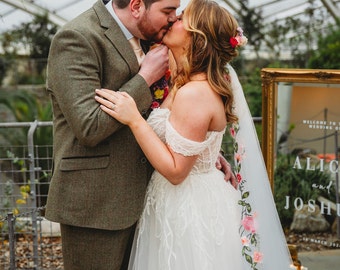 Pink roses veil 'Phoebe' / Pink veil with embroidered flowers / Alternative bridal veil / Woodland wedding veil.