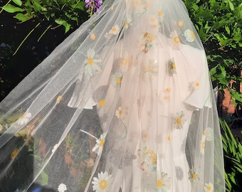 Daisy veil / Veil with embroidered flowers / Alternative bridal veil / Woodland wedding veil.