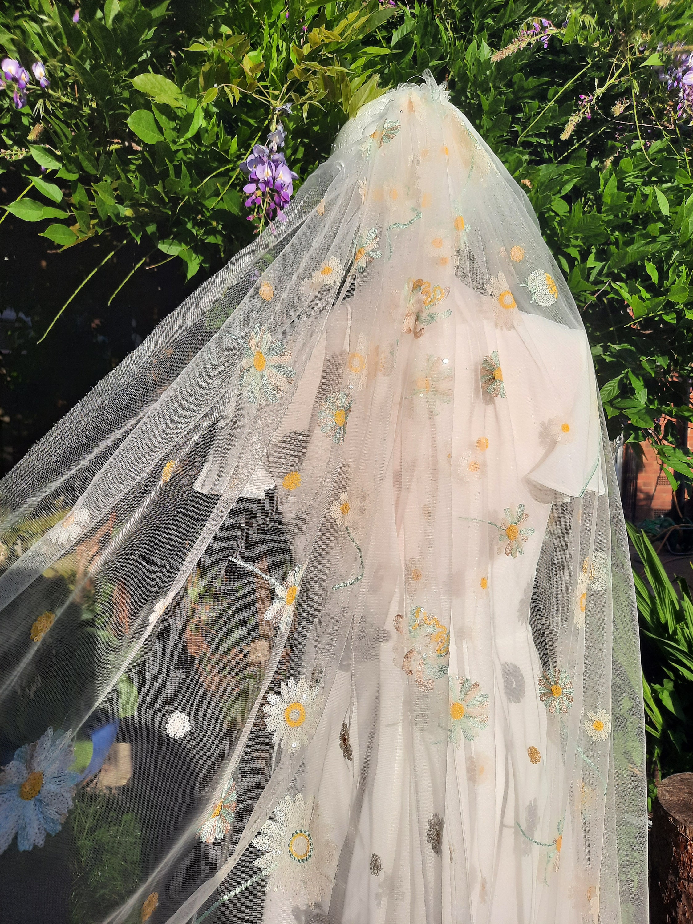 Daisy Pop Flower Veil, Embroidered Flower Veil, Floral Wedding Veil, Bridal Veil  Flowers, Unique Veil 