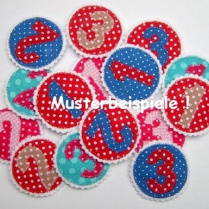 Könnte beinhalten: Eine Ansammlung bunter, kreisförmiger Stoffflicken mit Zahlen und Pfeilen. Die Flicken weisen Polka-Dot-Muster in Rot, Blau und Rosa auf, mit weißen, gewellten Rändern. Der Text "Musterbeispiele" ist sichtbar.