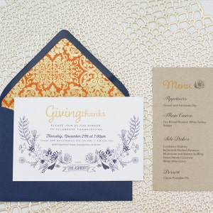 Florale Thanksgiving Einladung & Menükarte mit zarten floralen Motiven und Vintage Typografie.  Erhältlich für personalisierten und DIY Druck.