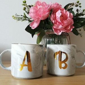Conjunto de canecas de mármore cinza com letras únicas, canecas personalizadas, presentes de casal, alfabeto, presentes para casa, presente de casamento para ela e ele