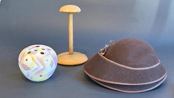 Two Jazz Age Artifacts - C1930 Flapper Hat and Ar… - image 2