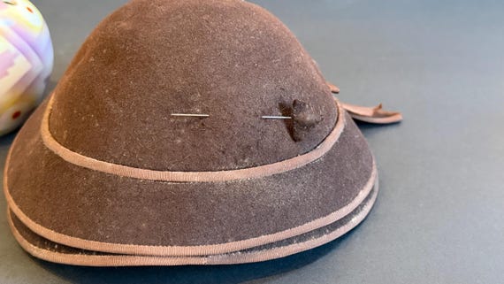 Two Jazz Age Artifacts - C1930 Flapper Hat and Ar… - image 5