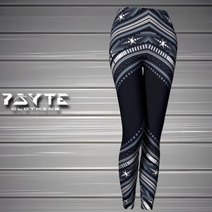 Pu&ograve; includere: Leggings neri con un motivo geometrico in bianco, grigio e grigio scuro. I leggings presentano un design ripetuto di linee, punti e forme a stella. Il nome del marchio "7BYTE CLOTHING" &egrave; visualizzato in testo bianco.