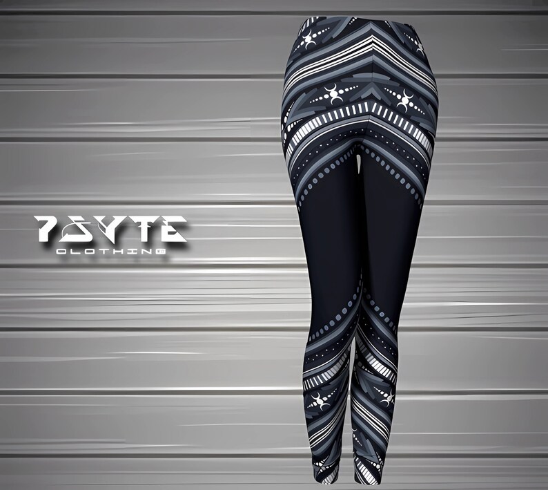 Pu&ograve; includere: Leggings neri con un motivo geometrico in bianco, grigio e grigio scuro. I leggings presentano un design ripetuto di linee, punti e forme a stella. Il nome del marchio "7BYTE CLOTHING" &egrave; visualizzato in testo bianco.