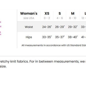 Pu&ograve; includere: Una tabella delle taglie di abbigliamento femminile, che mostra le misure di vita e fianchi in pollici per le taglie XS a XXL. La tabella include un diagramma del corpo di una donna con punti di misurazione etichettati. Il testo indica che tutti gli stili sono realizzati in tessuti a maglia elasticizzati.