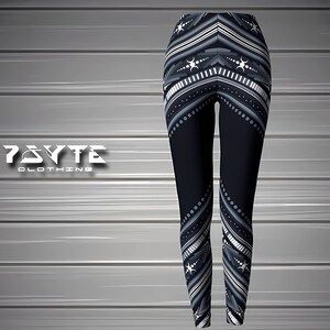 Pu&ograve; includere: Leggings neri con un motivo geometrico in bianco, grigio e grigio scuro. I leggings presentano un design ripetuto di linee, punti e forme a stella. Il nome del marchio "7SYTE CLOTHING" &egrave; visualizzato in testo bianco stilizzato.