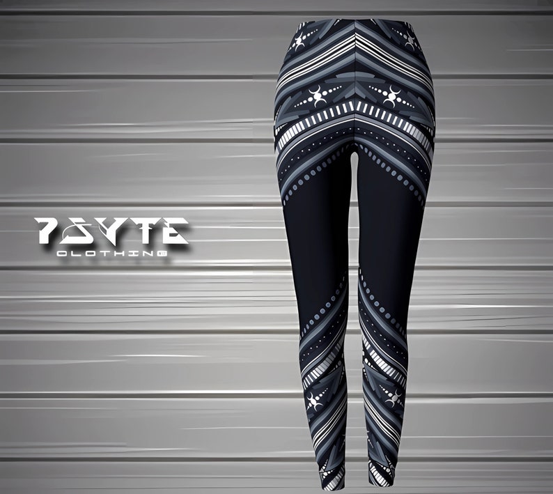 Pu&ograve; includere: Leggings neri con un motivo geometrico in bianco, grigio e grigio scuro. I leggings presentano un design ripetuto di linee, punti e forme a stella. Il nome del marchio "7SYTE CLOTHING" &egrave; visualizzato in testo bianco stilizzato.