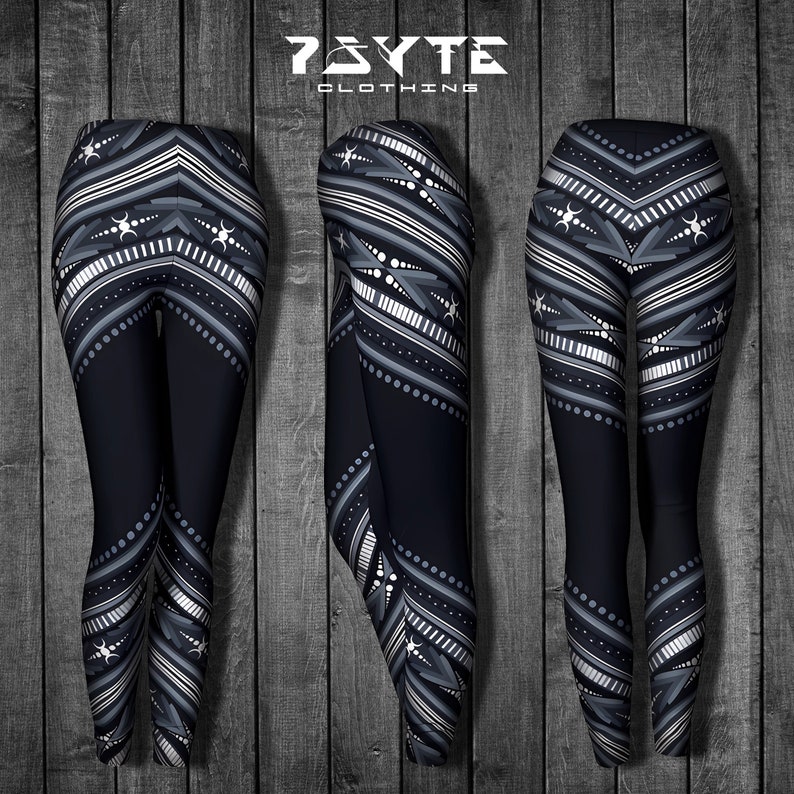 Pu&ograve; includere: Tre paia di leggings con un motivo geometrico nei toni del nero, grigio e bianco. I leggings presentano un design ripetuto di chevron, strisce e punti. Il marchio "7BYTE CLOTHING" &egrave; visualizzato in alto.
