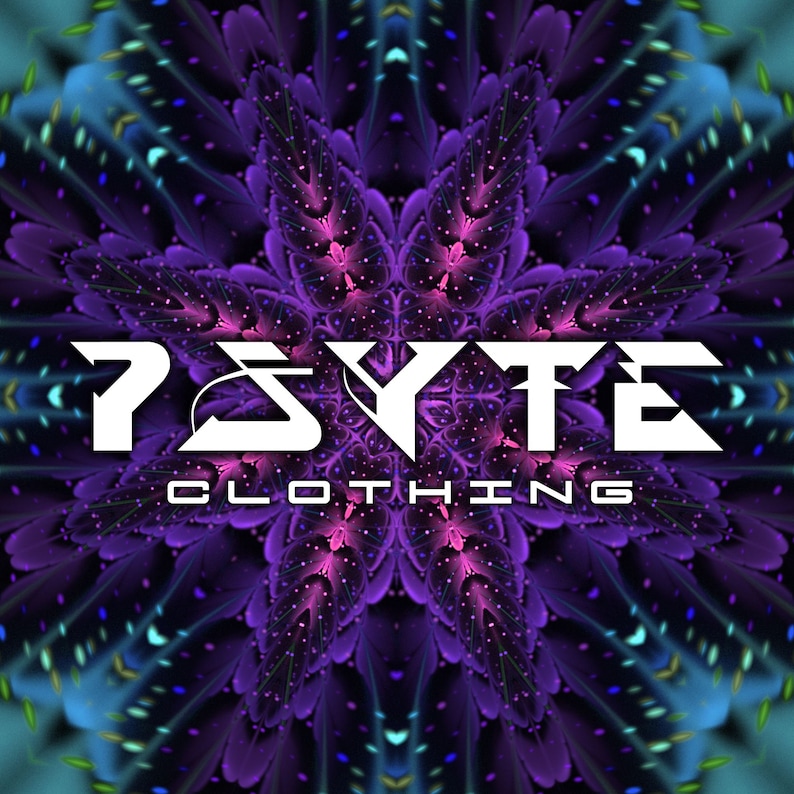 Pu&ograve; includere: Un design psichedelico vibrante con un motivo floreale simmetrico nei toni del viola, blu e rosa. Il testo "PSYTE CLOTHING" &egrave; visualizzato in lettere bianche in grassetto, creando un contrasto sorprendente sullo sfondo colorato.