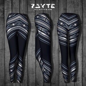 Pu&ograve; includere: Tre paia di leggings neri con un motivo geometrico bianco, grigio e argento. I leggings presentano un design a chevron nella parte superiore e inferiore, con strisce e linee tratteggiate. Il marchio "7BYTE CLOTHING" &egrave; visualizzato in alto.