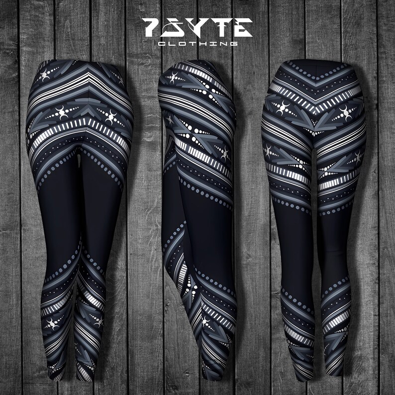Pu&ograve; includere: Tre paia di leggings neri con un motivo geometrico bianco, grigio e argento. I leggings presentano un design a chevron nella parte superiore e inferiore, con strisce e linee tratteggiate. Il marchio "7BYTE CLOTHING" &egrave; visualizzato in alto.