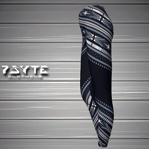 Pu&ograve; includere: Una manica nera e grigia con motivi geometrici, tra cui strisce, punti e forme di freccia. La manica ha uno sfondo scuro e un motivo bianco e grigio. Il testo "7BYTE CLOTHING" &egrave; visibile.