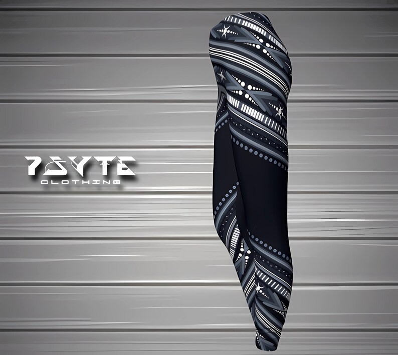 Pu&ograve; includere: Una manica nera e grigia con motivi geometrici, tra cui strisce, punti e forme di freccia. La manica ha uno sfondo scuro e un motivo bianco e grigio. Il testo "7BYTE CLOTHING" &egrave; visibile.